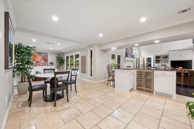 907 Loch Lomond Drive, Arlington, TX 76012