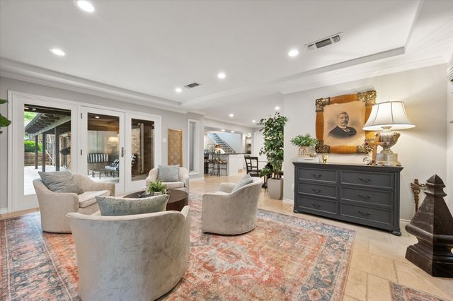 907 Loch Lomond Drive, Arlington, TX 76012