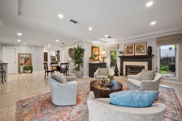 907 Loch Lomond Drive, Arlington, TX 76012