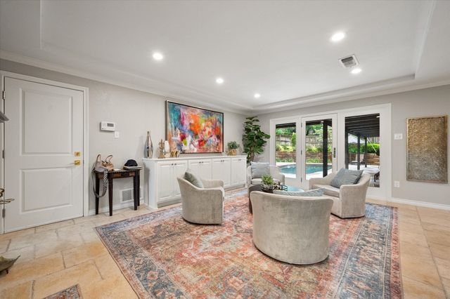 907 Loch Lomond Drive, Arlington, TX 76012