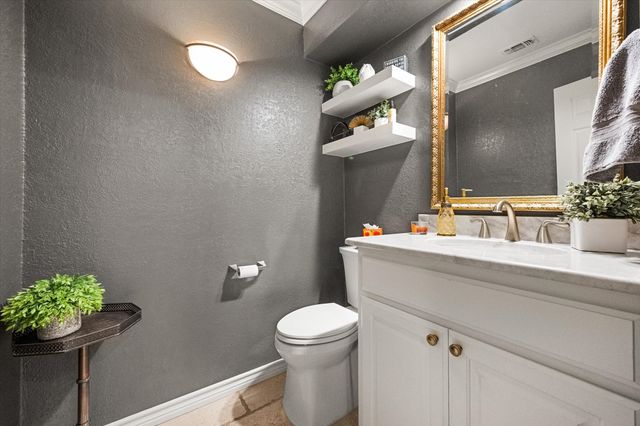 907 Loch Lomond Drive, Arlington, TX 76012
