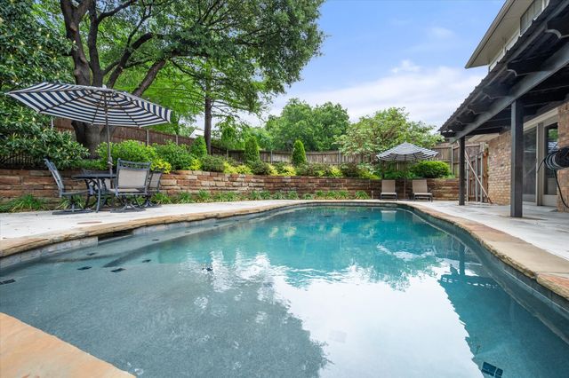 907 Loch Lomond Drive, Arlington, TX 76012