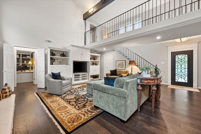 907 Loch Lomond Drive, Arlington, TX 76012