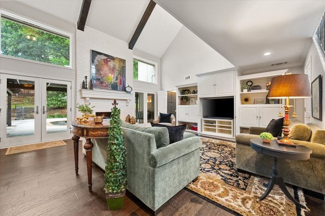 907 Loch Lomond Drive, Arlington, TX 76012