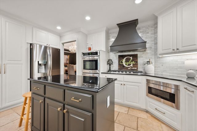 907 Loch Lomond Drive, Arlington, TX 76012