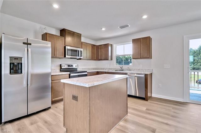 98 Clara CT, Suffolk, VA 23434