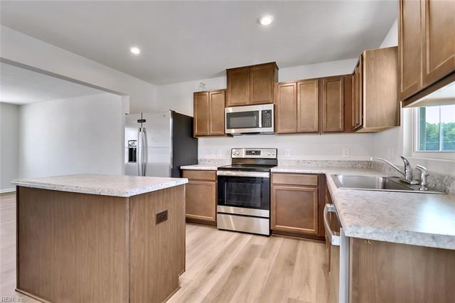 98 Clara CT, Suffolk, VA 23434