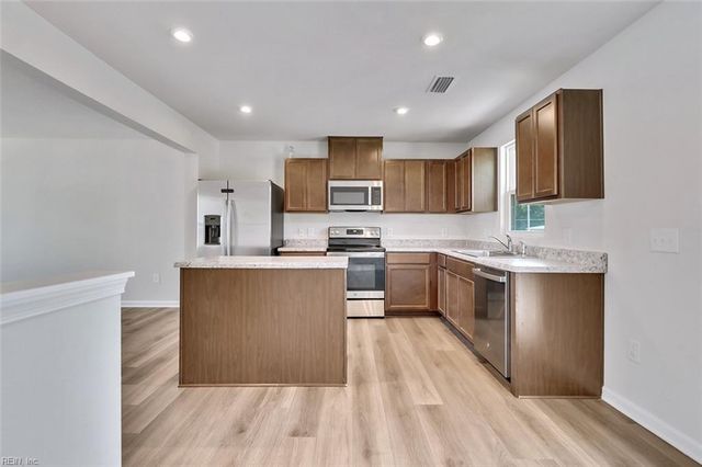 98 Clara CT, Suffolk, VA 23434