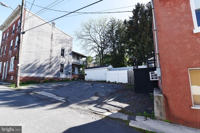 701 W MARKET ST, Pottsville, PA 17901