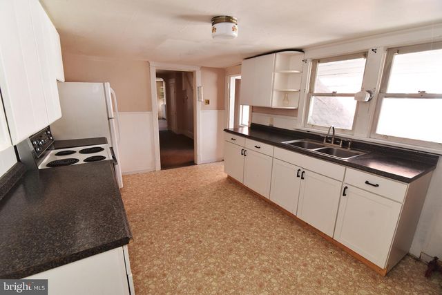 701 W MARKET ST, Pottsville, PA 17901