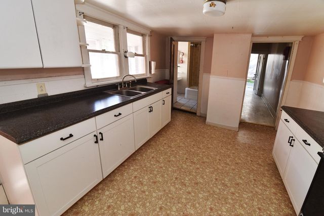 701 W MARKET ST, Pottsville, PA 17901