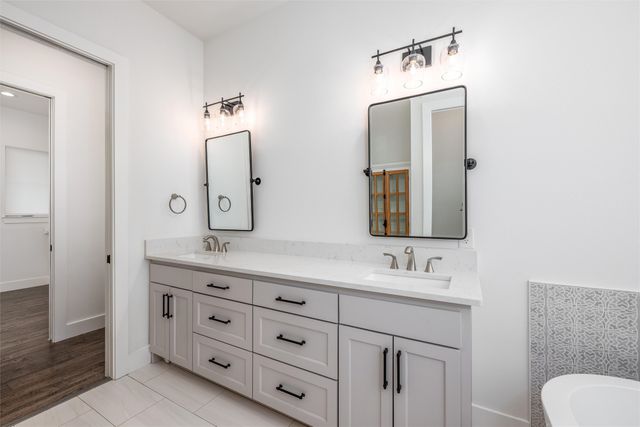 653 Enchanted Isles Drive, Mabank, TX 75156