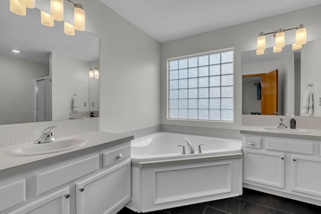 1125 N Raintree Dr, Derby, KS 67037