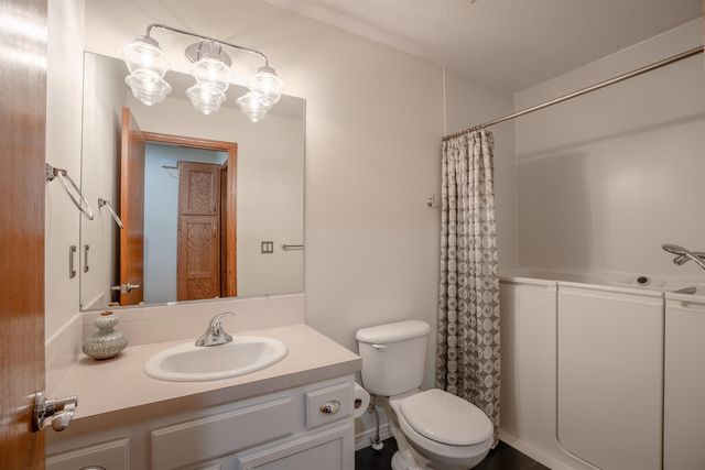 1125 N Raintree Dr, Derby, KS 67037