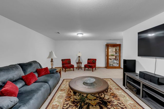 1125 N Raintree Dr, Derby, KS 67037