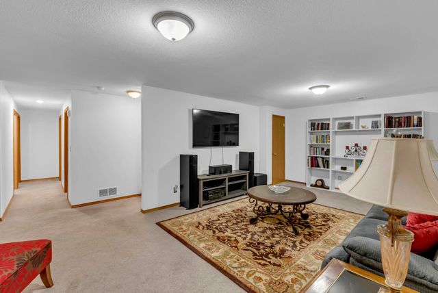 1125 N Raintree Dr, Derby, KS 67037