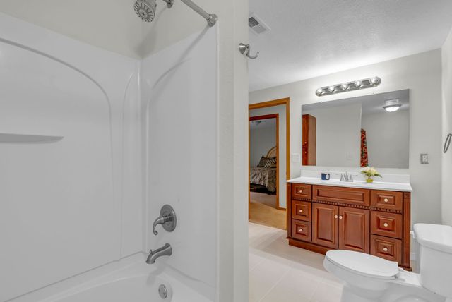 1125 N Raintree Dr, Derby, KS 67037