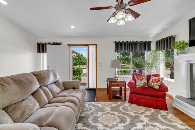 1125 N Raintree Dr, Derby, KS 67037