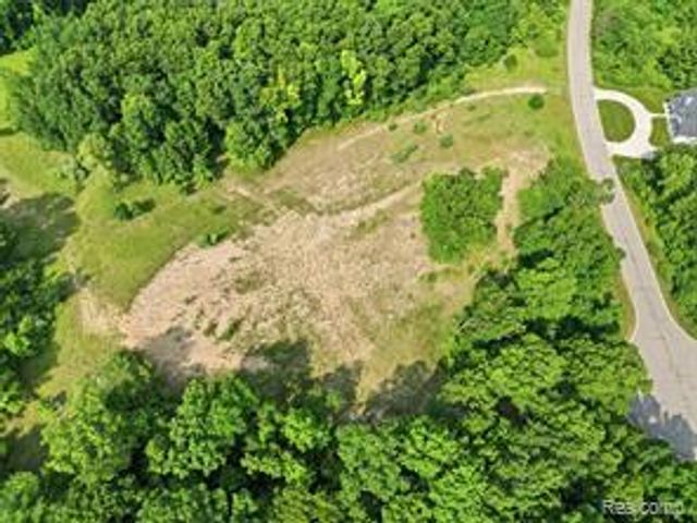 20 Grand Summit Drive, Fenton, MI 48430