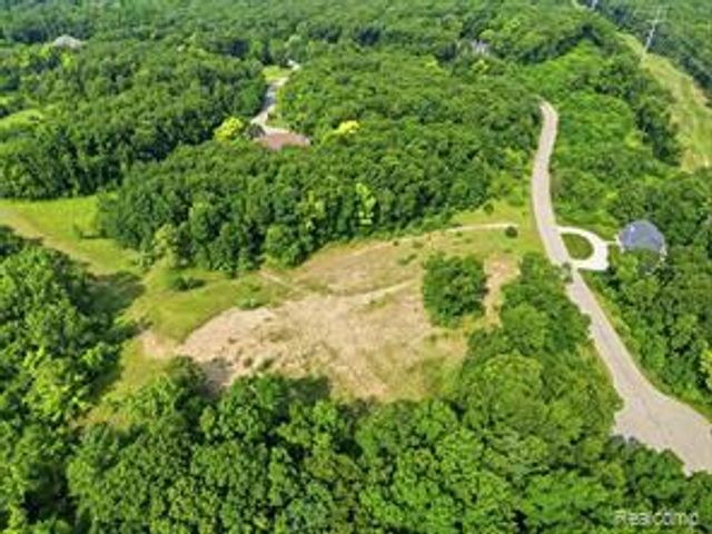 20 Grand Summit Drive, Fenton, MI 48430