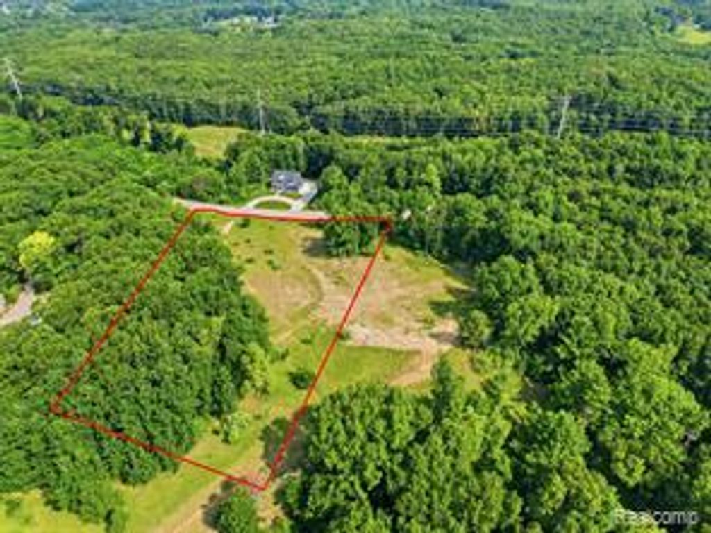 20 Grand Summit Drive, Fenton, MI 48430