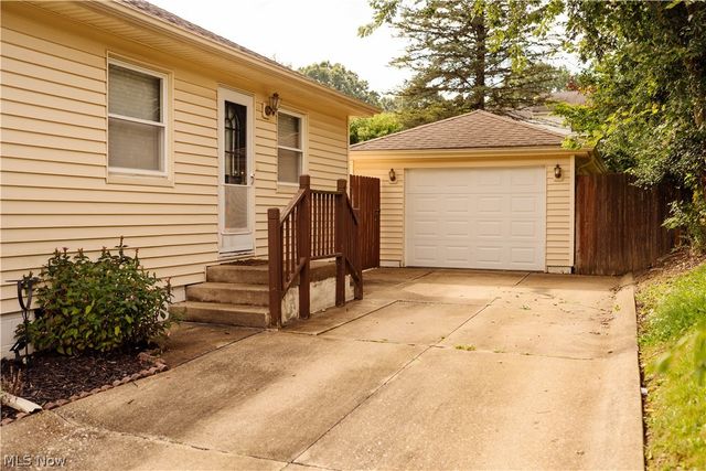 1424 Maple Street, Barberton, OH 44203