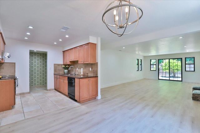 6821 Havenhurst Dr, Sacramento, CA 95831