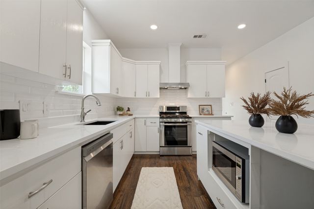 916 S Montreal Avenue, Dallas, TX 75208