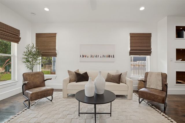 916 S Montreal Avenue, Dallas, TX 75208