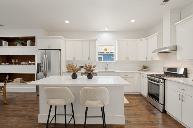 916 S Montreal Avenue, Dallas, TX 75208