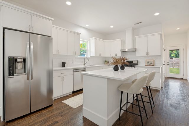 916 S Montreal Avenue, Dallas, TX 75208