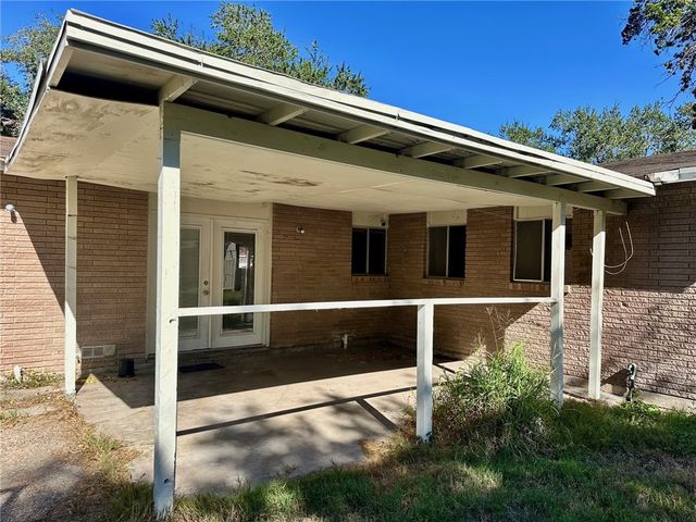 1701 Santa Maria St, Kingsville, TX 78363