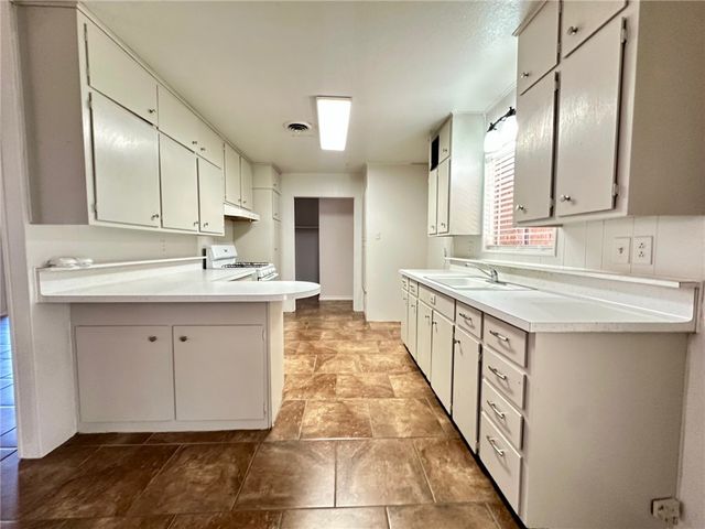 1701 Santa Maria St, Kingsville, TX 78363