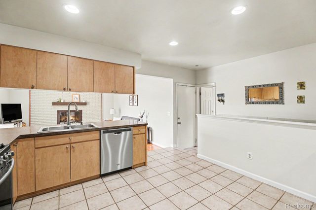 38218 Douglas Drive, Sterling Heights, MI 48310