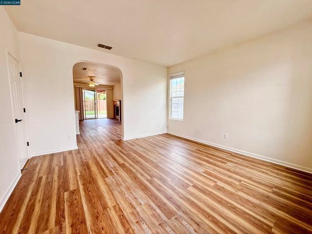 413 Arlingdale Cir, Rio Linda, CA 95673