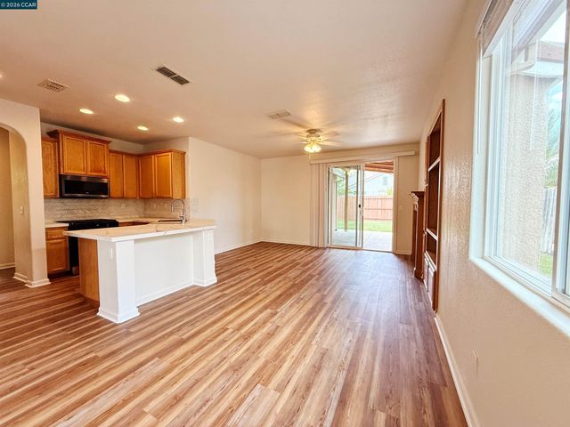 413 Arlingdale Cir, Rio Linda, CA 95673