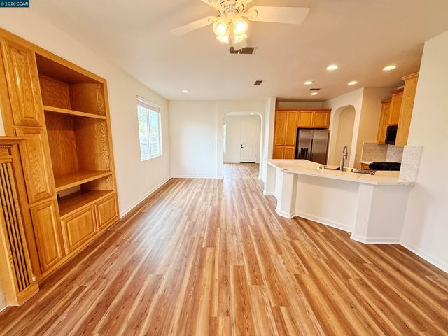 413 Arlingdale Cir, Rio Linda, CA 95673