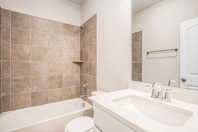 2102 Twin Lakes Boulevard, West Columbia, TX 77486
