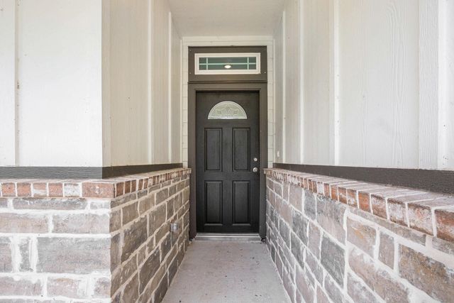 2102 Twin Lakes Boulevard, West Columbia, TX 77486