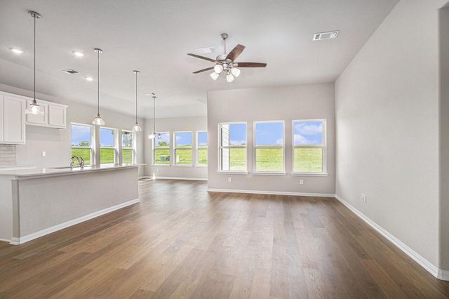 2102 Twin Lakes Boulevard, West Columbia, TX 77486