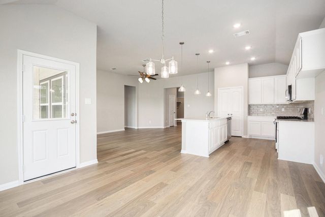 2102 Twin Lakes Boulevard, West Columbia, TX 77486