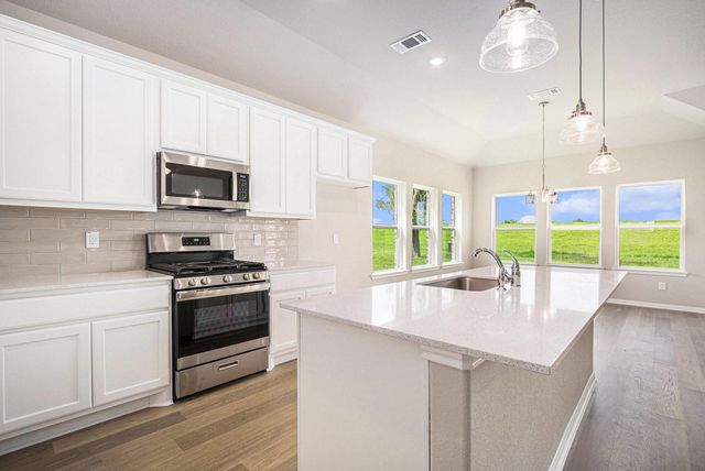 2102 Twin Lakes Boulevard, West Columbia, TX 77486