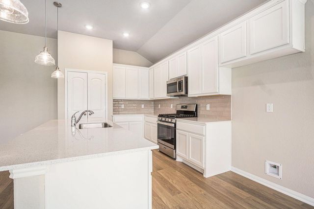 2102 Twin Lakes Boulevard, West Columbia, TX 77486