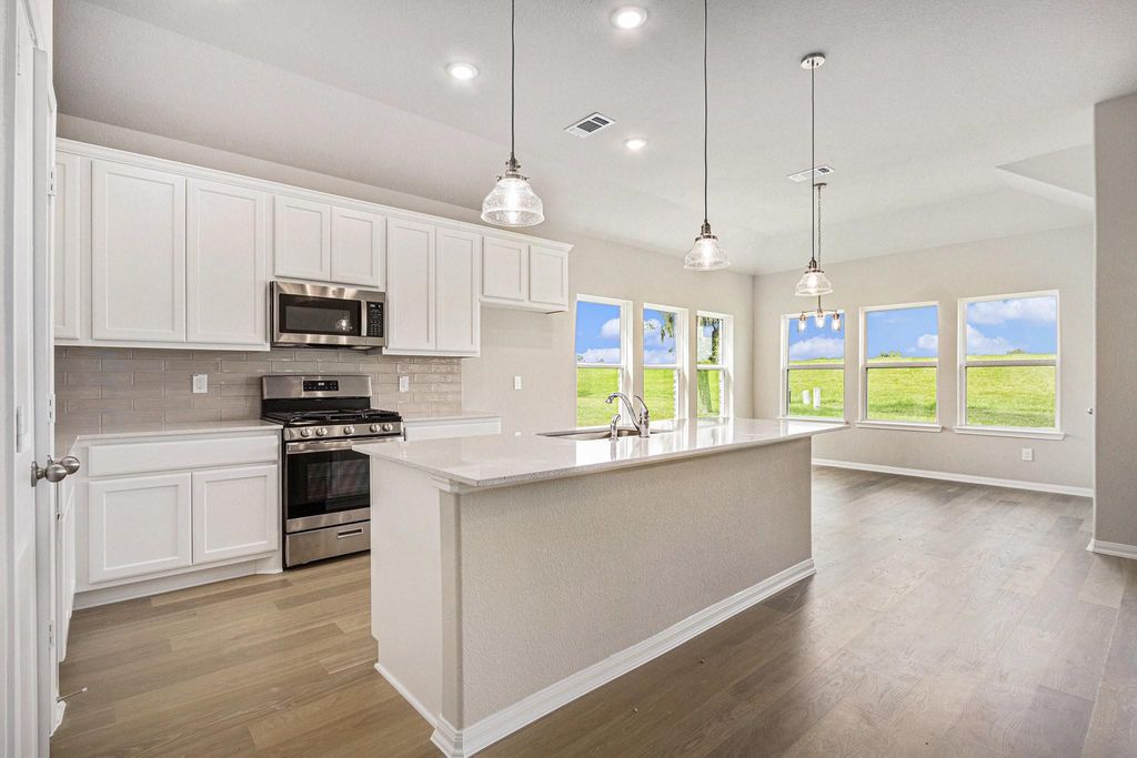 2102 Twin Lakes Boulevard, West Columbia, TX 77486