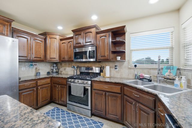 6802 N 128th Court E, Owasso, OK 74055