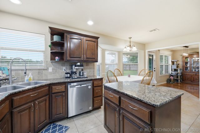 6802 N 128th Court E, Owasso, OK 74055