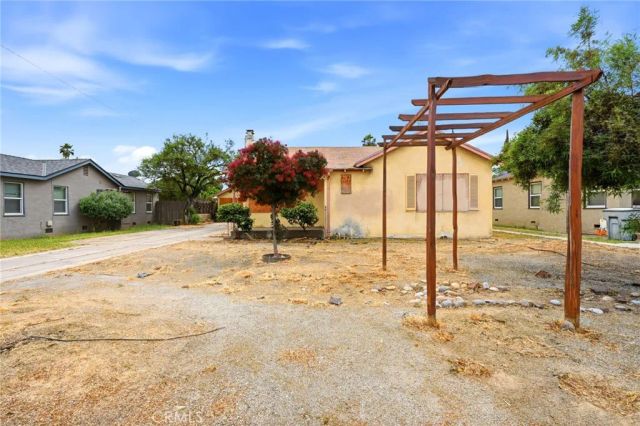 1946 E Clinton, Fresno, CA 93703