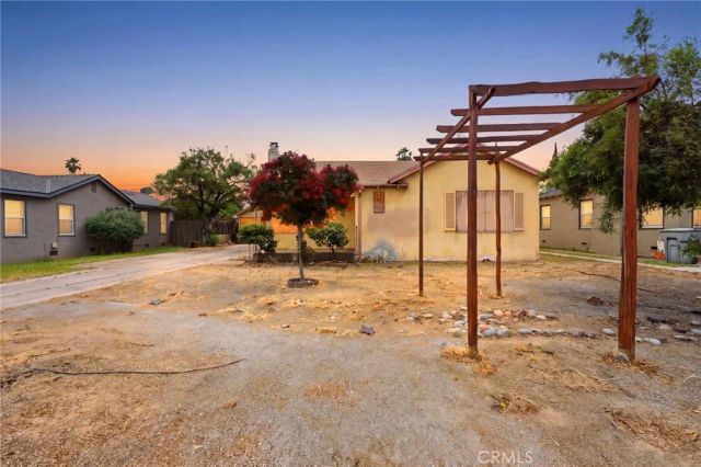 1946 E Clinton, Fresno, CA 93703