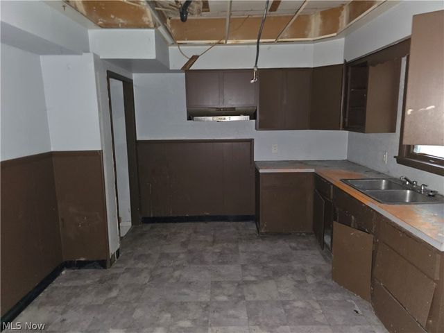 3952 E 74th Street, Cleveland, OH 44105