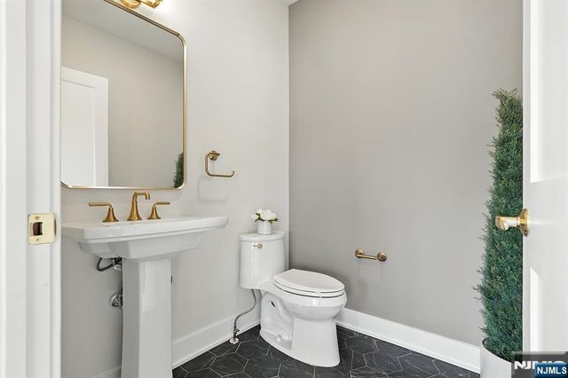 194 Canterbury Avenue, North Arlington, NJ 07031